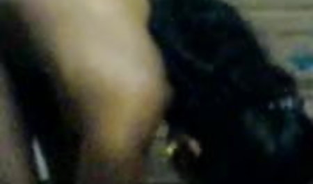 लड़की एक सेक्सी अंग्रेजी मूवी dildo के साथ