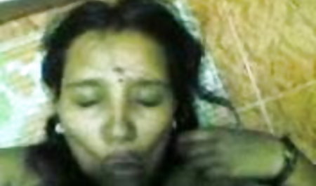 घुंघराले जाल लड़का बिल्ली में जाग और कैमरा सेक्सी अंग्रेजी वीडियो फिल्म ले जाता है