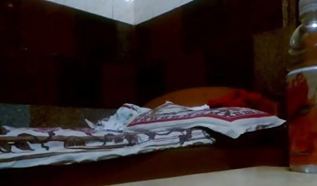 कैमरे के बॉलीवुड सेक्सी एचडी सामने रबर के खिलौने के साथ छूत