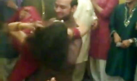 वह सेक्सी सेक्सी फिल्म वीडियो कैमरे के लिए उन्हें ले जाता है के रूप में गाय कमबख्त एक आदमी