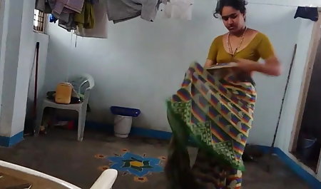 एक भीड़ भरे चिकन के साथ एक सेक्सी फिल्म इंग्लिश में वीडियो में कार में भावुक कमबख्त