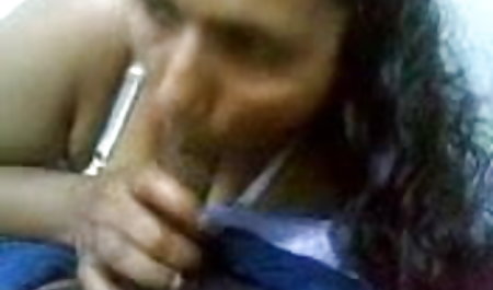 युवा लड़की उसे मसालेदार सेक्सी जानवर फिल्म हाथ के साथ खरोंच कुचल