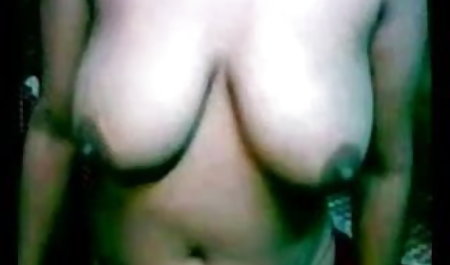 जूली इंग्लिश फिल्म सेक्सी में जिनेब्रा।