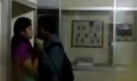 वह जवान नहीं है, लेकिन वह यौन संबंध के लिए करना चाहता है और सेक्सी मूवी