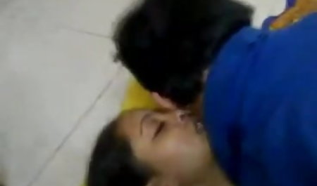 दो लड़कियों चूसा कोई सेक्सी फिल्म दिखाओ और गड़बड़ कर दिया ।