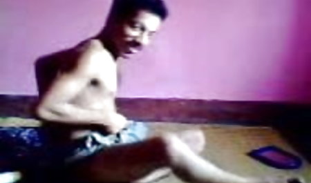 बिस्तर में सेक्सी काली औरत एक विदेशी फिल्म सेक्सी वेश्या की तरह बकवास करने के लिए सहमत