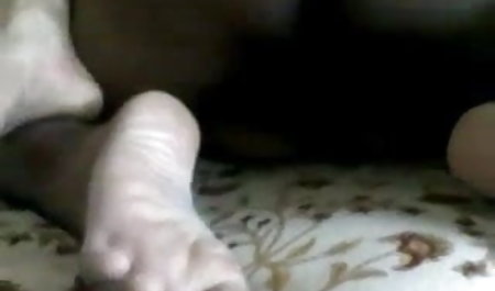 गोरा गुलाबी सोफे सेक्सी मूवी देखने पर दो पुरुषों के लिए उसके कौमार्य खो दिया