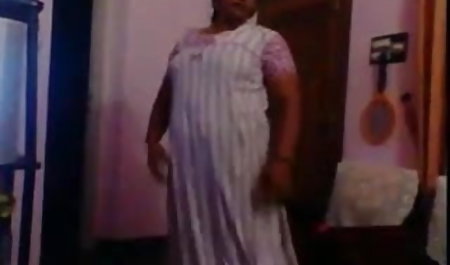 श्यामला शावर में एक रूसी सेक्स वीडियो सेक्सी फिल्म मुर्गा खाती है