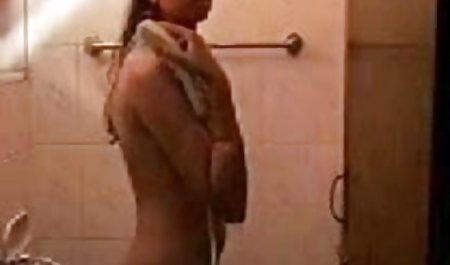 18 साल पुराने कुतिया उसके छेद में एक छेद करने के सेक्सी इंग्लिश फिल्में लिए चिपक जाती है